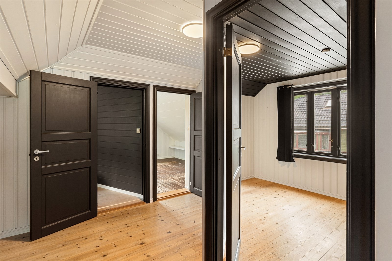 Gangen på loftet binder sammen soverommene og loftstuen. Galleribilde