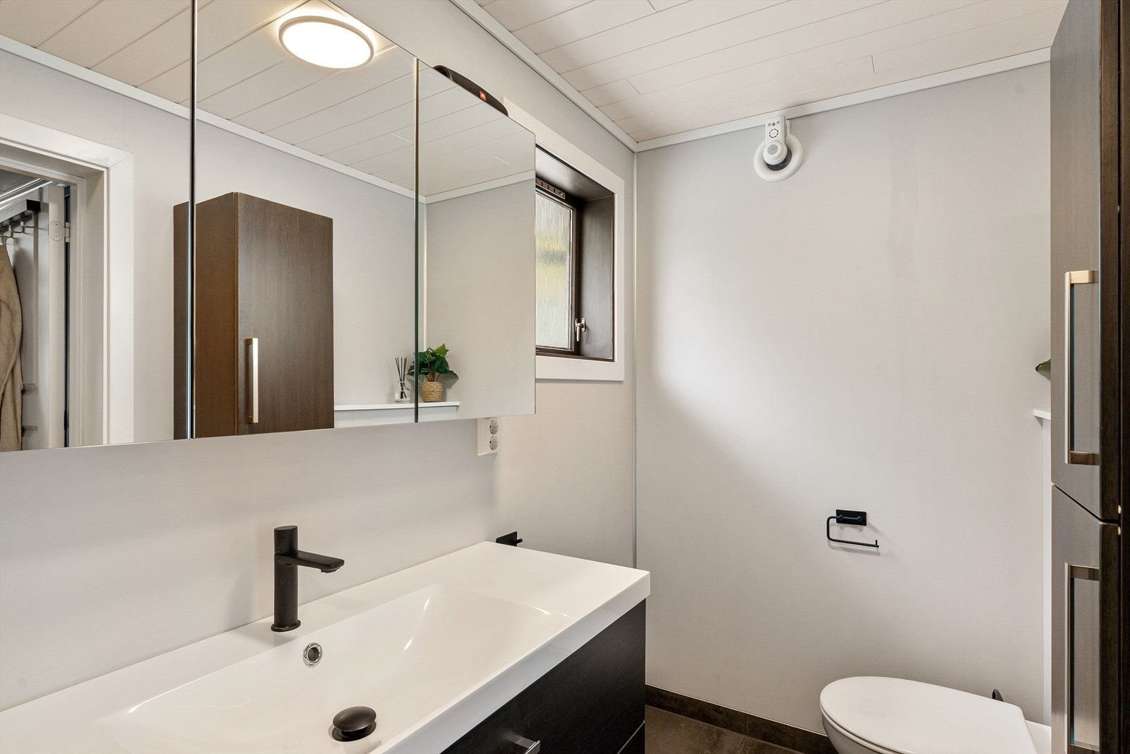 Badet har høytrykkslaminerte våtromsplater på veggene og flislagt gulv. Galleribilde