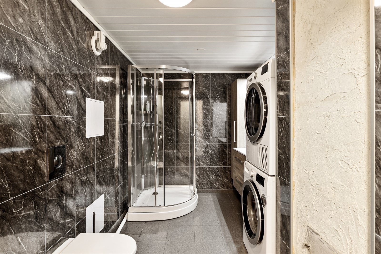 Badet i underetasjen er innredet med dusjhjørne og opplegg for vaskemaskin (Ikke byggemeldt). Galleribilde