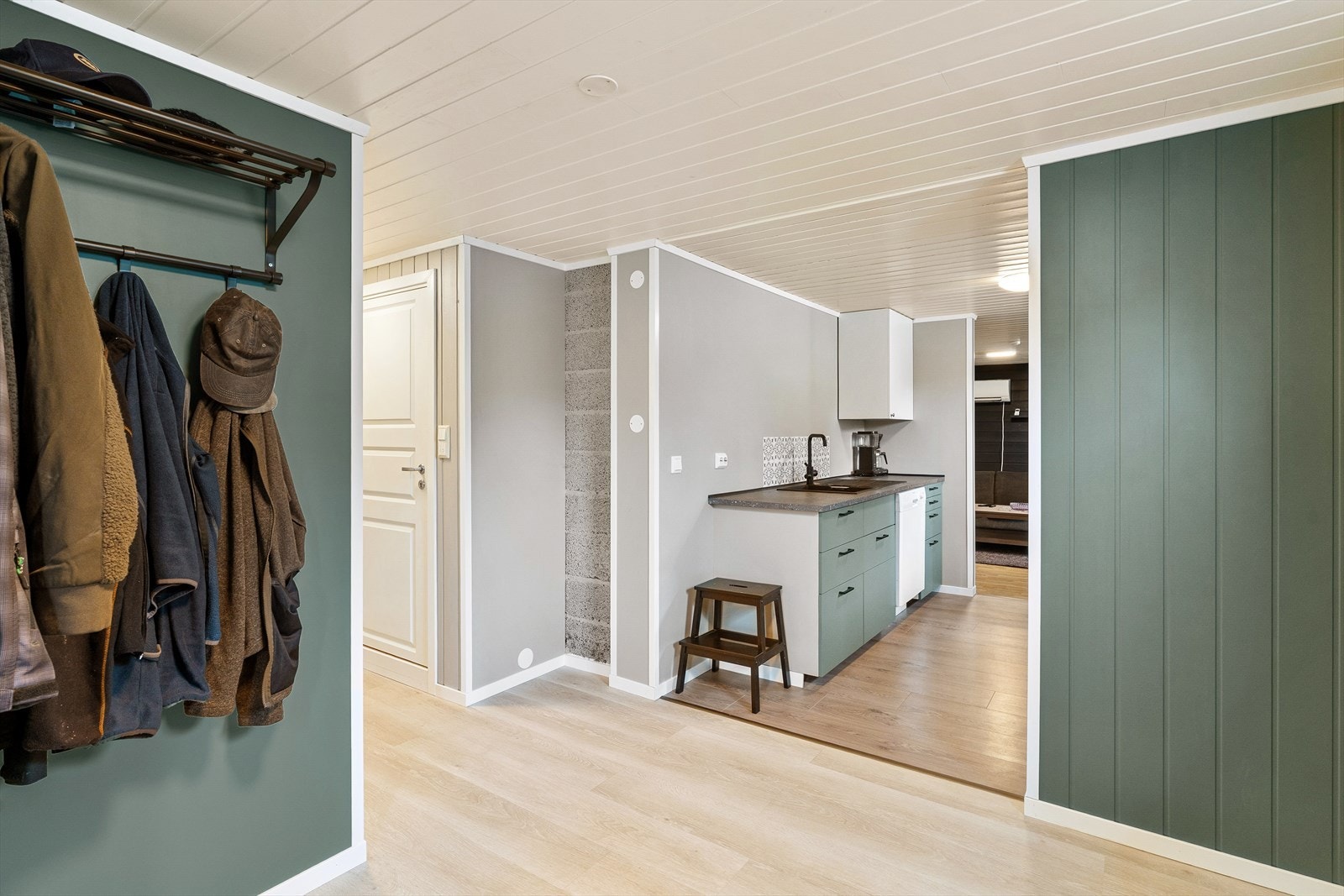 Fra entréen kommer man inn til en åpen løsning med kjøkken og stue (Ikke byggemeldt). Galleribilde