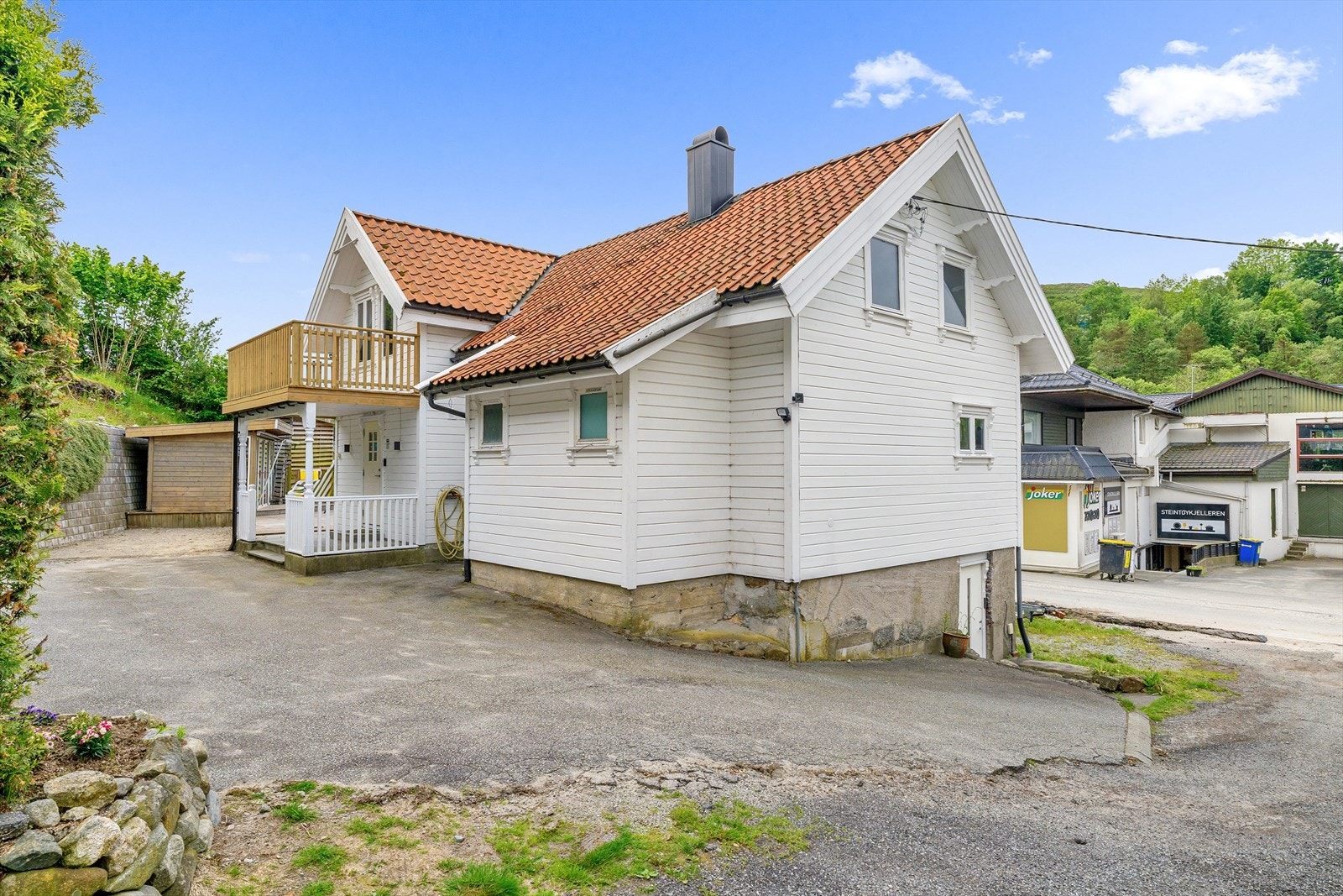 Eiendommen består av en enebolig med stor terrasse og en separat låve med verksted. Galleribilde