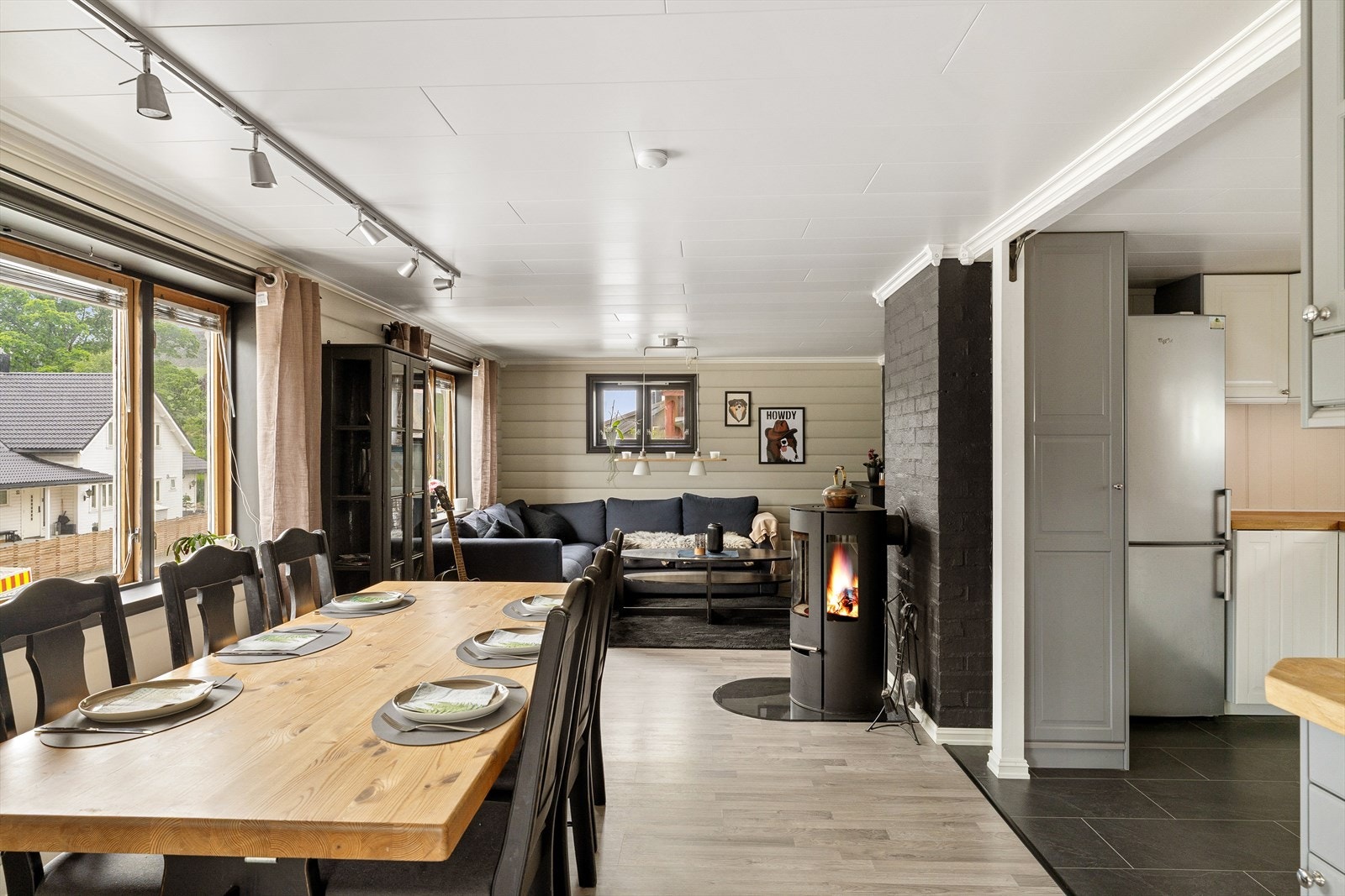 Romslig stue med plass til både sofagruppe og en stor spisestue. Galleribilde