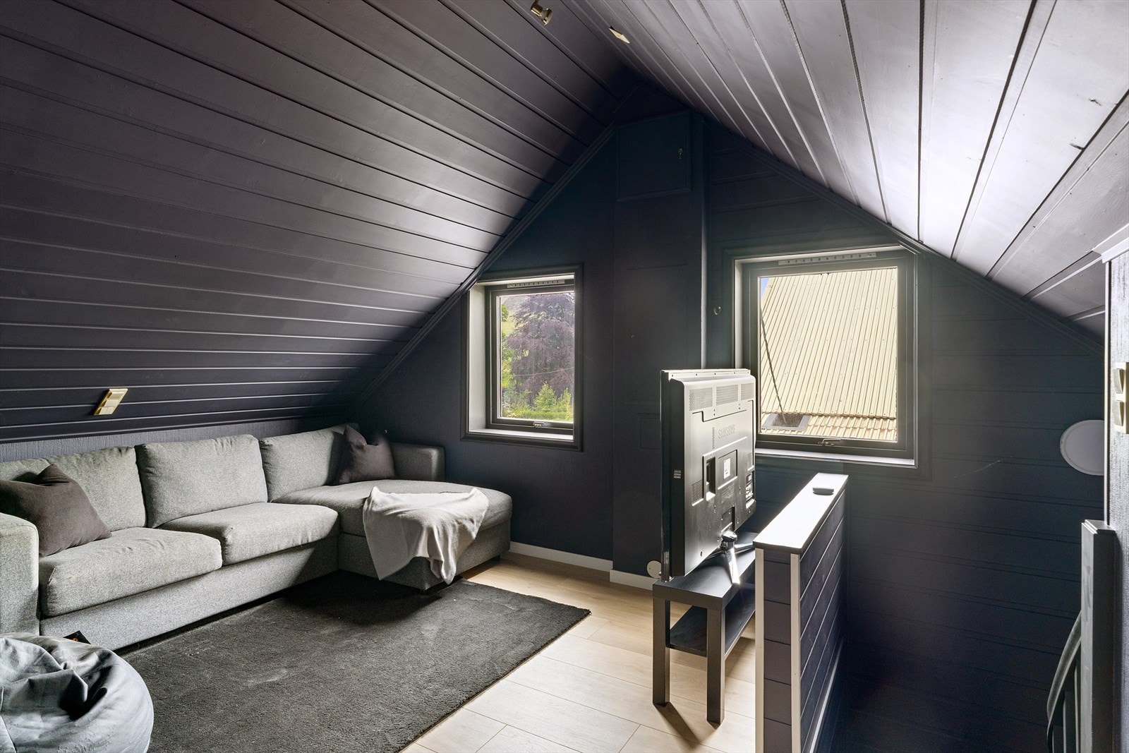 Loftstuen gir ekstra plass og er et fint supplement til hovedstuen. Galleribilde