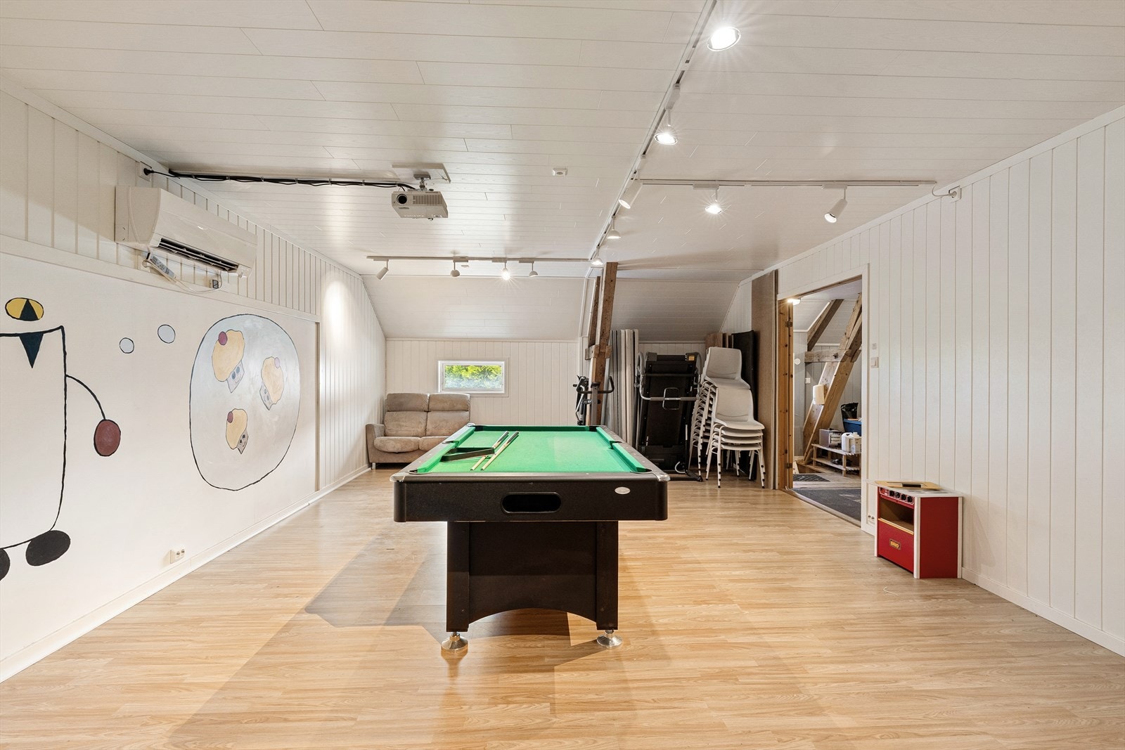 Stort og lyst rom i låvens andre etasje. Galleribilde