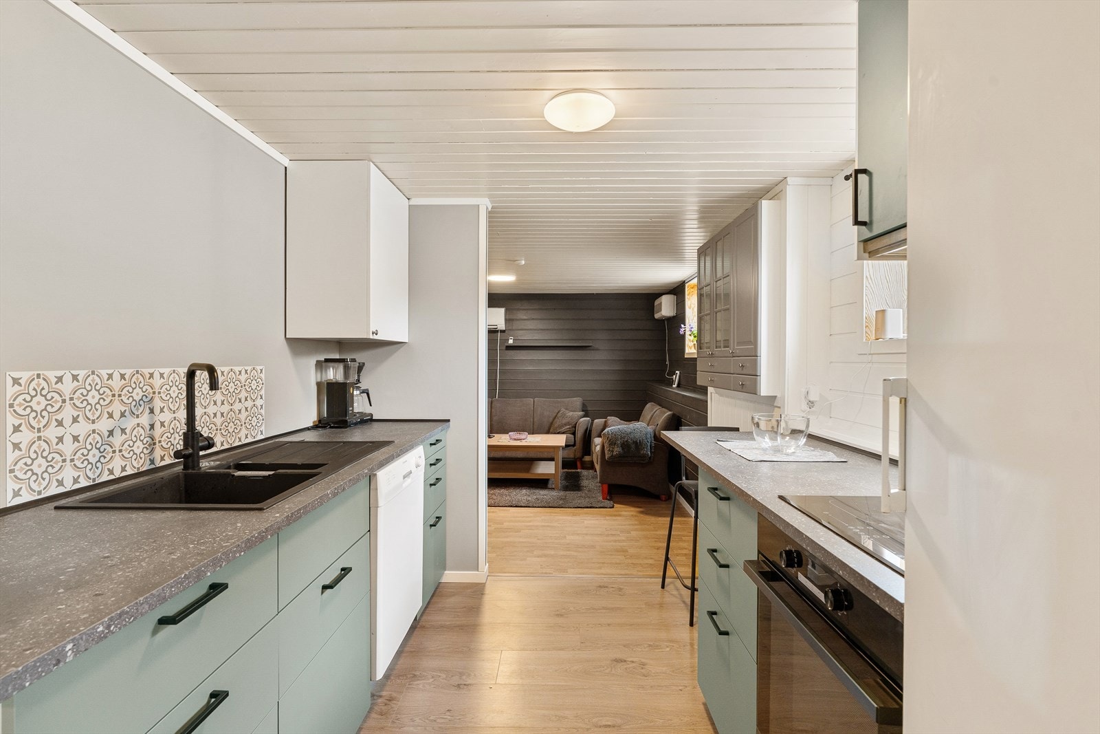 Kjøkkeninnredning i underetasjen med slette fronter og laminatbenkeplate (Ikke byggemeldt). Galleribilde