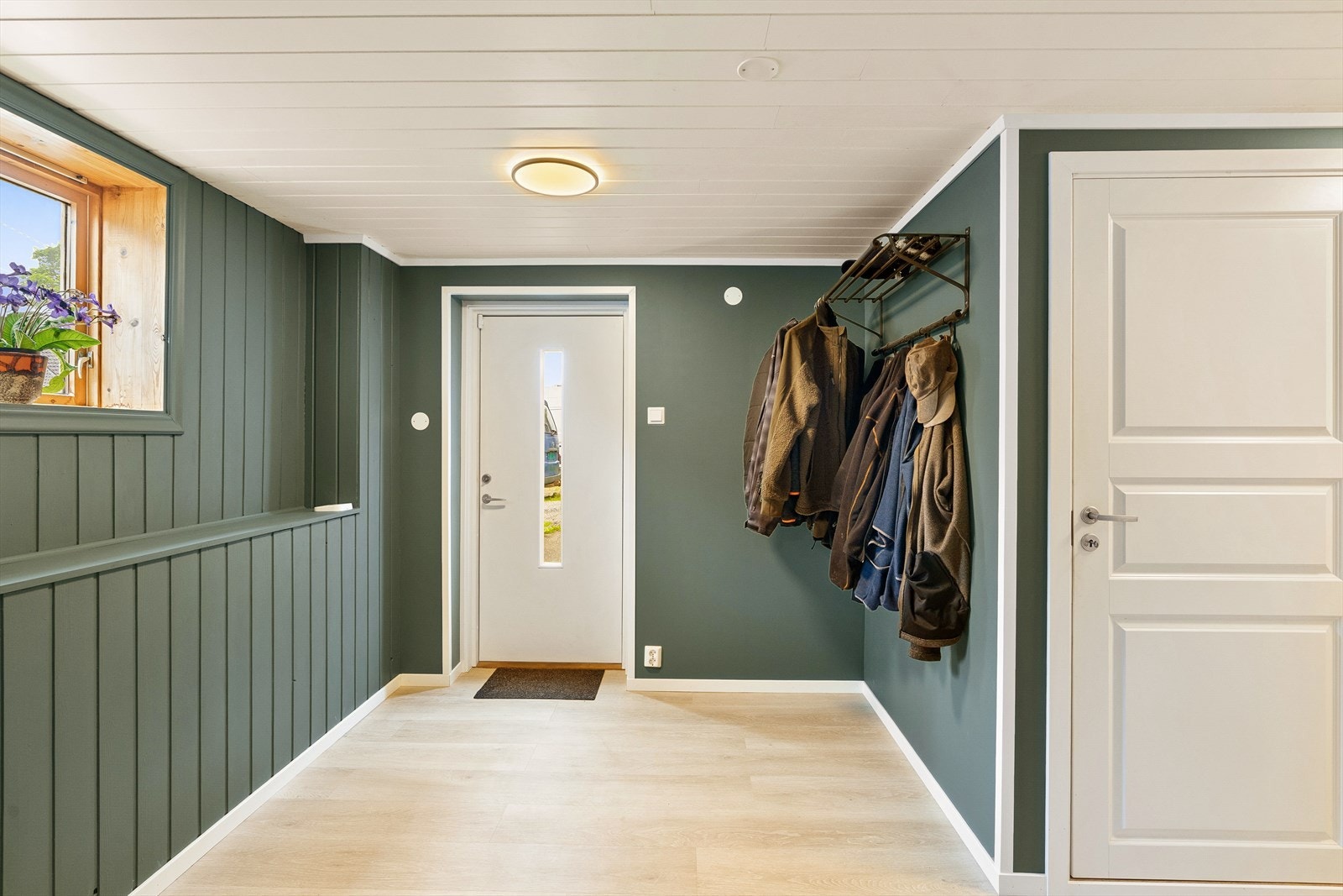 Egen inngang til underetasjen (Ikke byggemeldt). Galleribilde