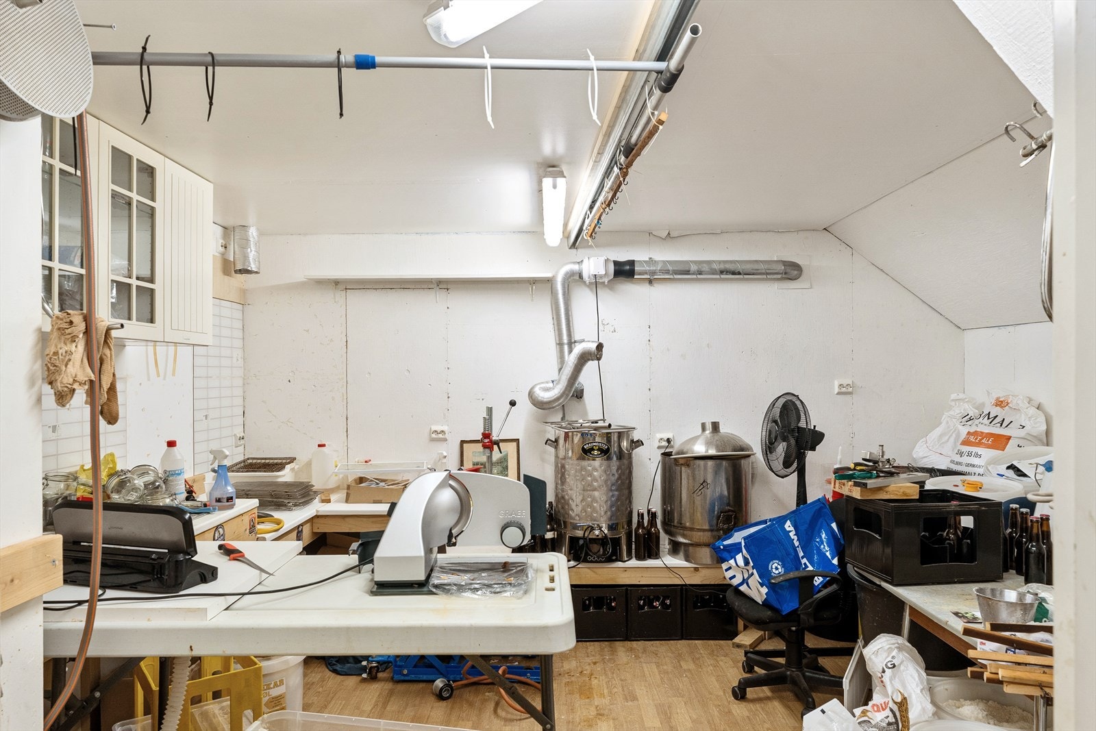 Et av flere rom i låven som egner seg godt for hobbyvirksomhet. Galleribilde