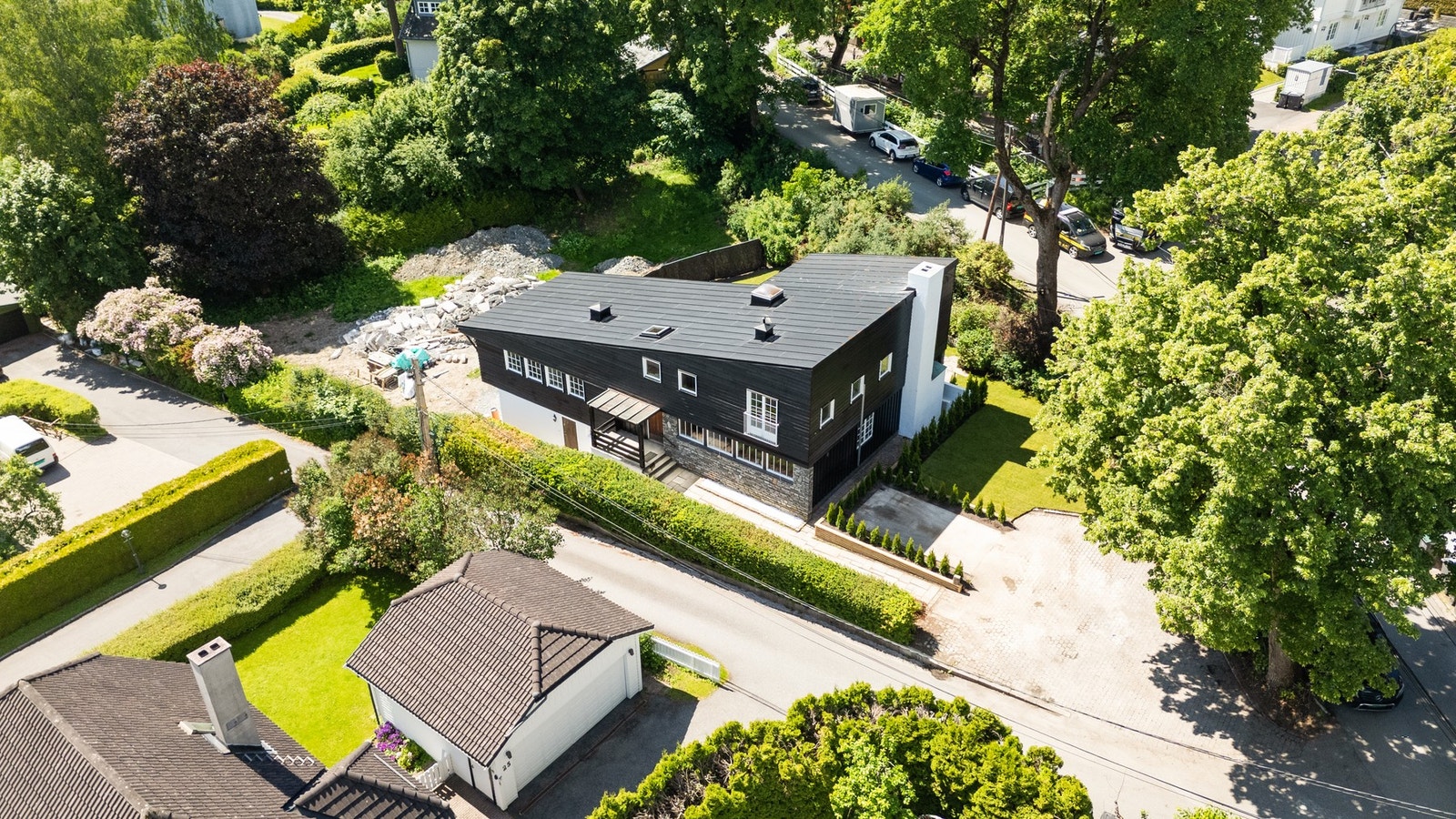 Privat vei til eiendommen med felles vedlikehold. Galleribilde