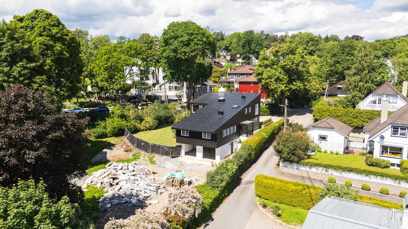 Det er gitt tillatelse til oppføring av en tomannsbolig på eiendommen. Se utomhusplan for nærmere informasjon Galleribilde