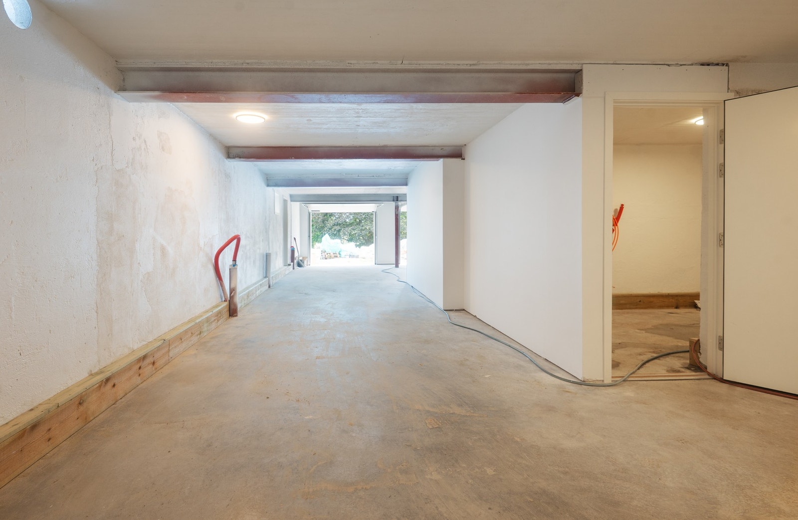 Muligheter for både bad og stue i kjeller. Galleribilde