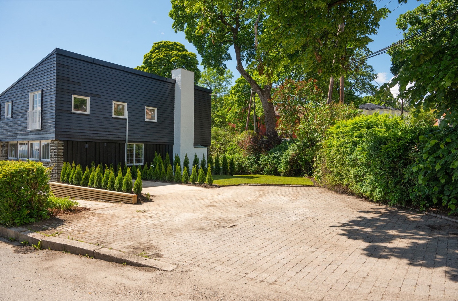Det er 1 biloppstillingsplass på oversiden av huset. Galleribilde