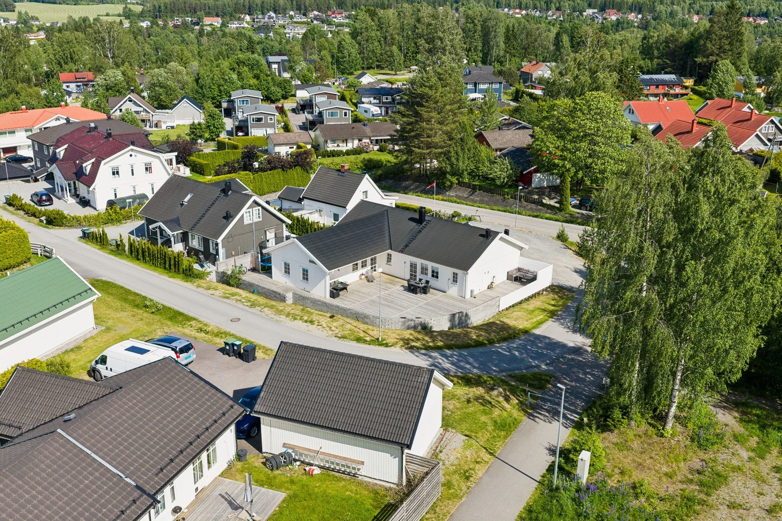 Området kjennetegnes av spredt småhusbebyggelse med eneboliger og noe gårdsbebyggelse, som gir et trygt og familievennlig bomiljø. Galleribilde