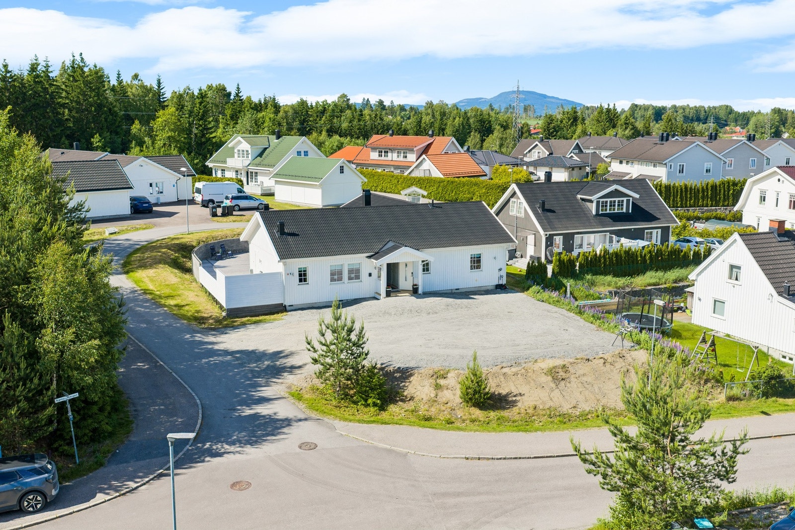 Området oppleves som trygt, og det er kort vei til både barnehager, skoler og dagligvarebutikker. Galleribilde