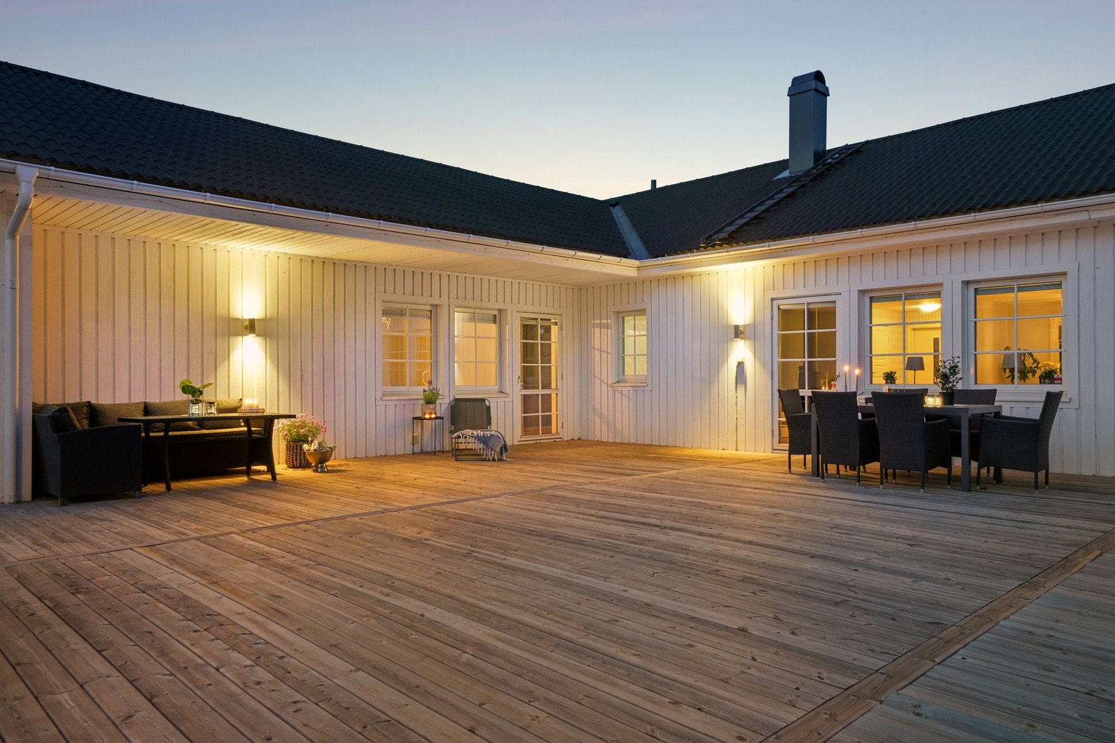 Terrassen er perfekt for avslapning, selskapeligheter og lange dager utendørs. Galleribilde