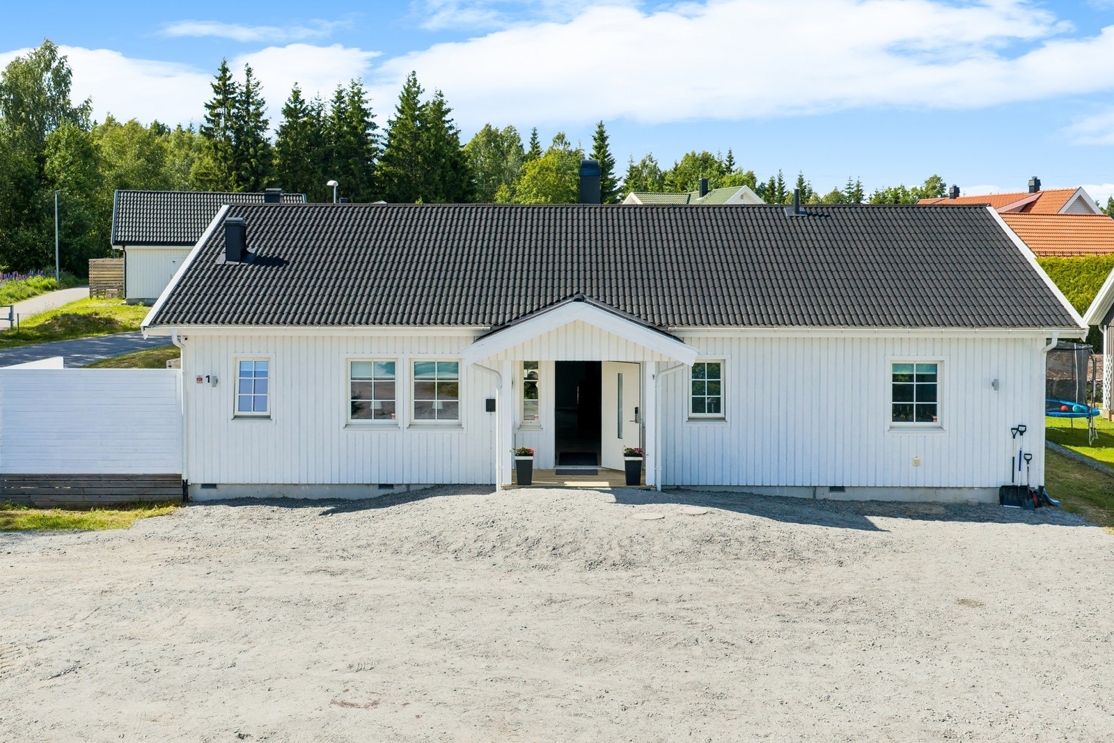 Dette er en attraktiv enebolig med alt på en flate, noe som gjør boligen ideell for flere livssituasjoner. Galleribilde