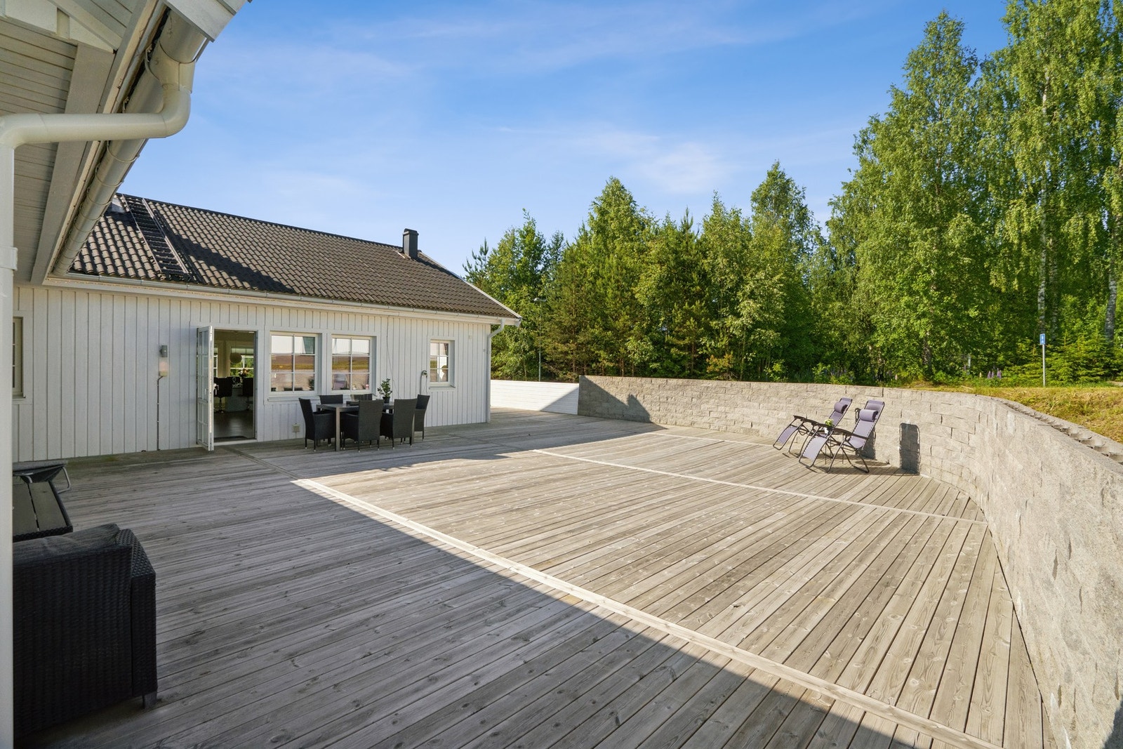 Her har du rikelig med plass for å kunne innrede med ulike soner. Sittegruppe, spisebordsgruppe, solsenger og mer. Galleribilde