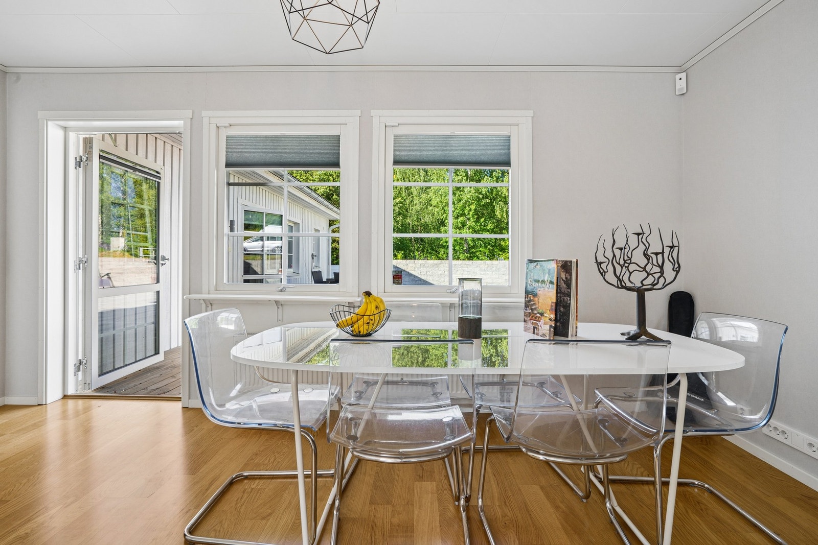 Boligens andre stue har plass til både spisebord, stoler, sofa, tv- og benk. Galleribilde
