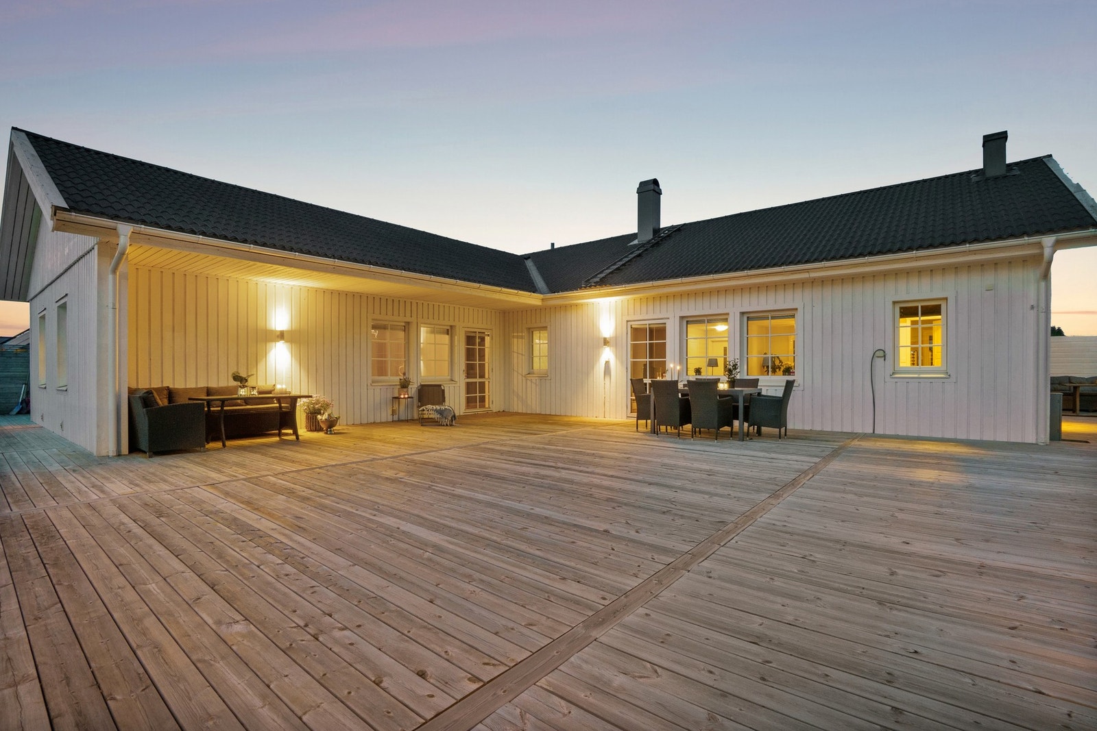 Stor og innbydende terrasse med god plass til både spisegruppe og loungeløsning. Den skjermede uteplassen skaper en perfekt ramme for hyggelige sommerdager og lange kvelder med familie og venner. Galleribilde