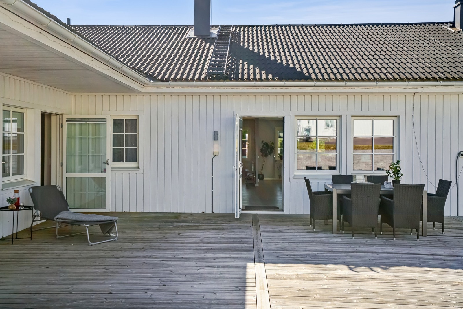 Fra stuen har du adkomst til en solrik og stor terrasse på hele 203 kvm med gode solforhold og lite innsyn. Galleribilde