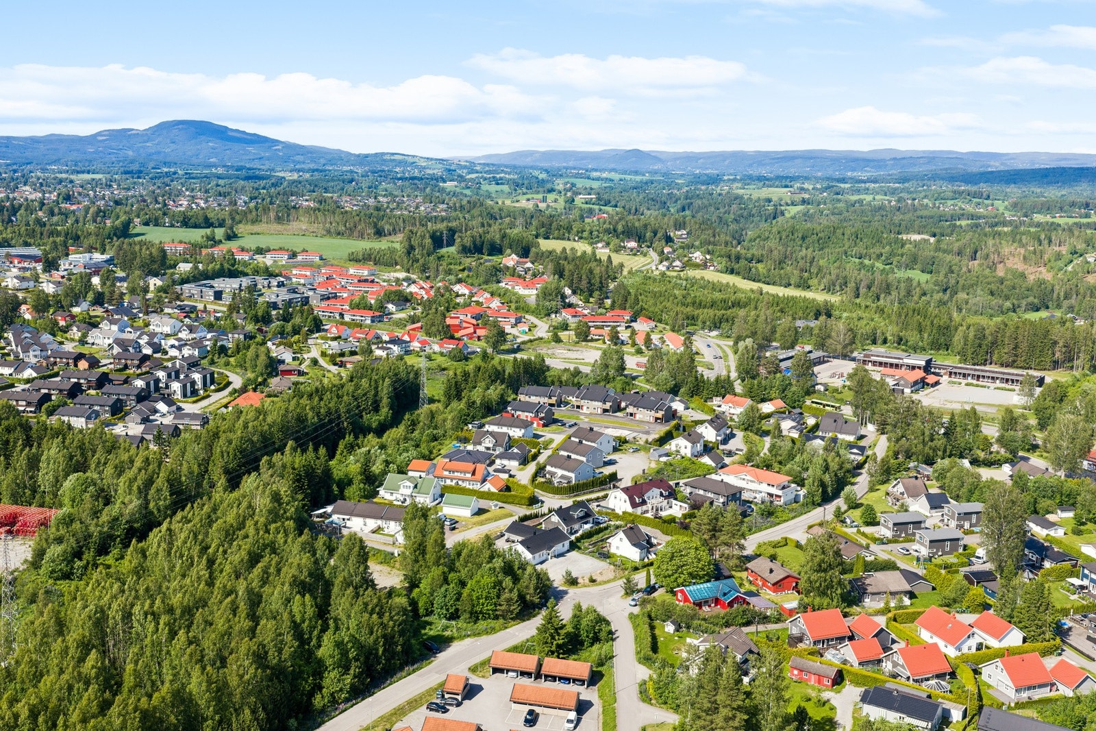 Eneboligen har en attraktiv og familievennlig beliggenhet i et rolig og veletablert boligområde på Dal i Eidsvoll kommune. Galleribilde