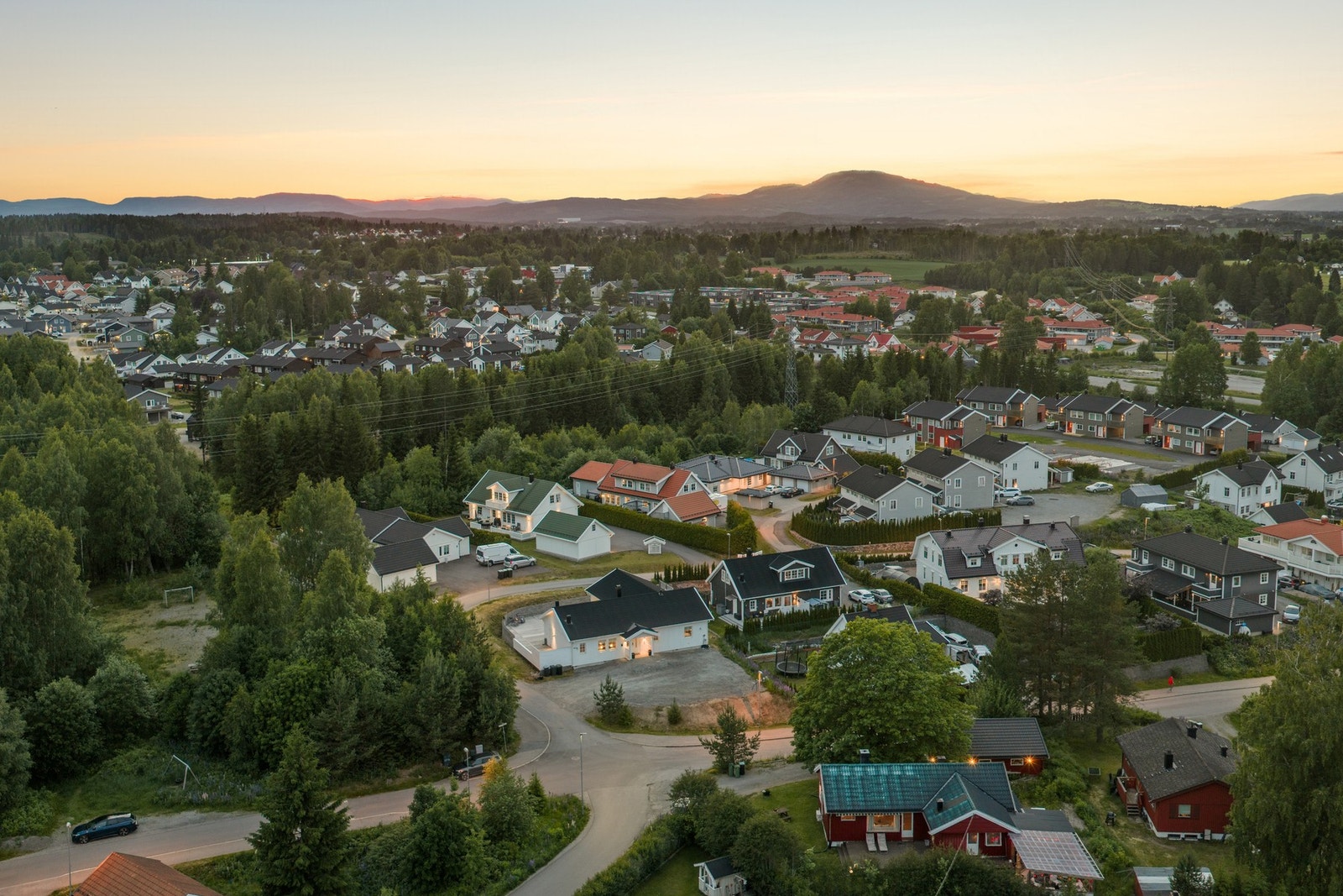 Her bor du med nærhet til skog og mark, noe som gir gode muligheter for turer og friluftsliv året rundt. Galleribilde