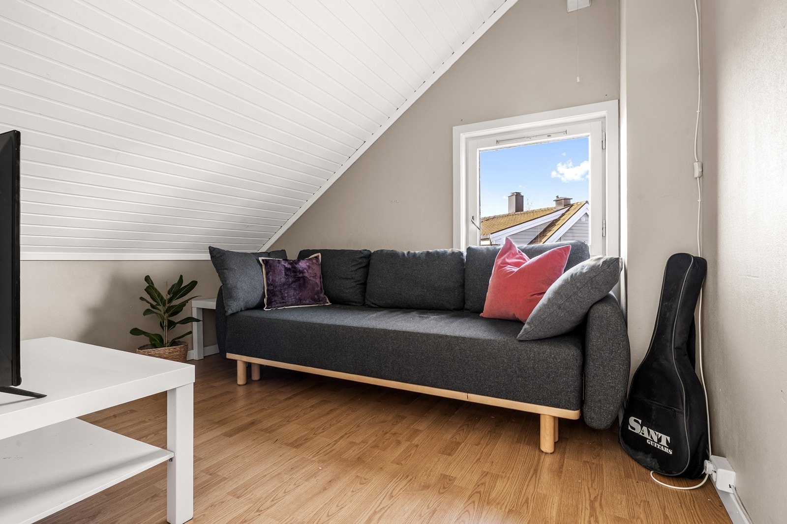 Loftstuen med skråtak gir en ekstra, tilbaketrukket sone i boligen. Galleribilde