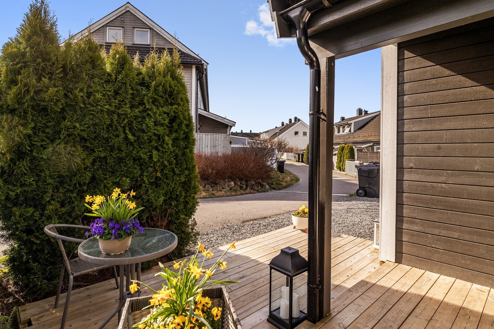 Terrassen ved inngangen gir en fin velkomst til boligen og nabolaget. Galleribilde