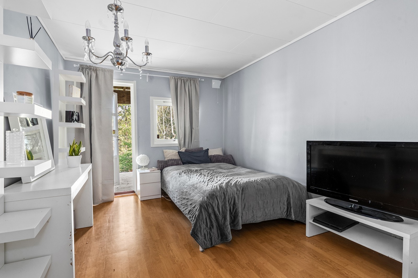 Soverom i underetasjen med direkte utgang til en overbygd veranda på 13 m². Galleribilde