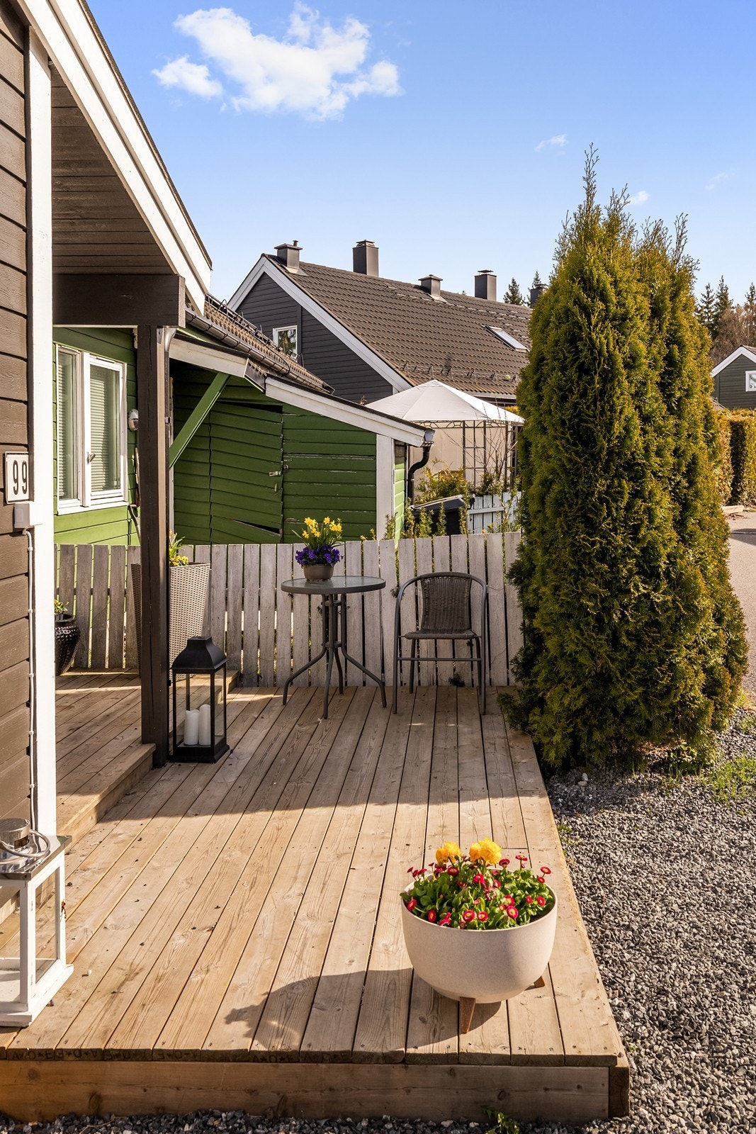 Ved inngangspartiet er det en terrasse med plass til en hyggelig sittegruppe. Galleribilde