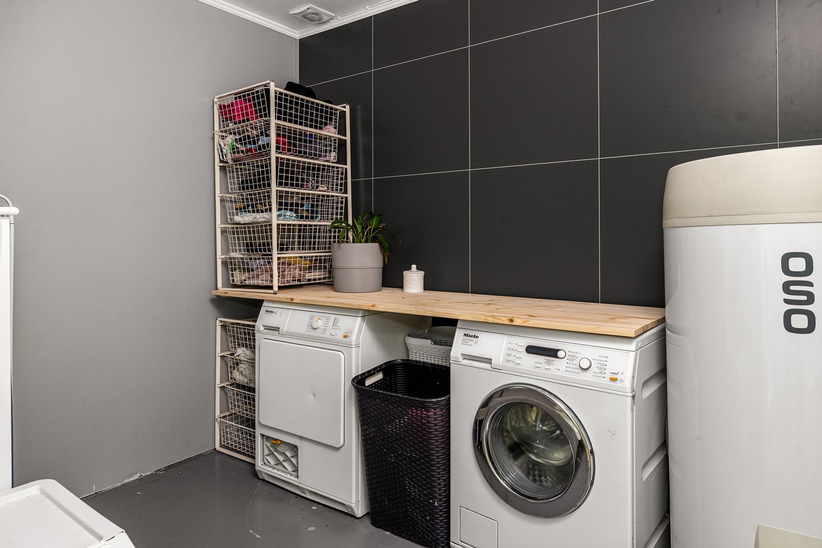 Praktisk, separat vaskerom i underetasjen med opplegg for vaskemaskin. Rommet er byggemeldt som bod og er ikke omsøkt av eier, se punkt ferdigattest/brukstillatelse. Galleribilde