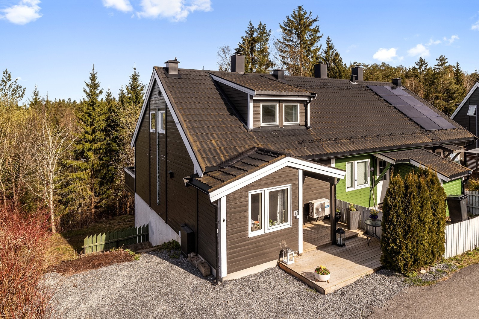 Innholdsrikt rekkehus over tre plan med fire soverom og to stuer. Galleribilde