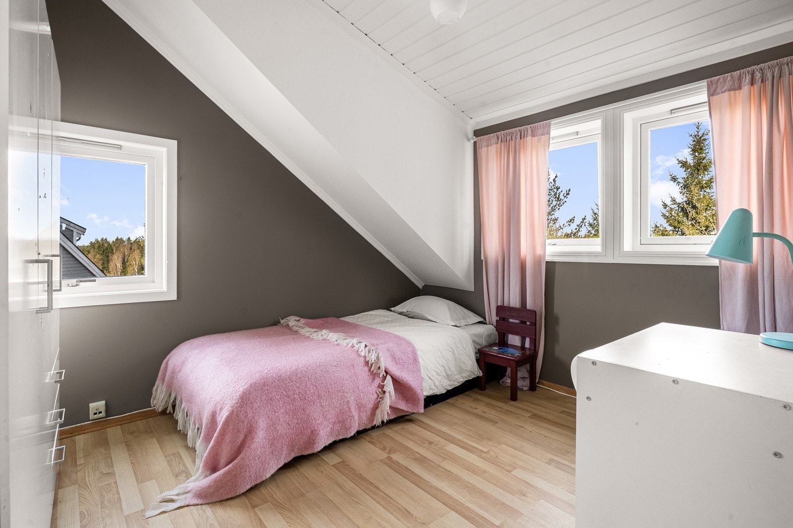 Soverom i andre etasje med plass til både seng og arbeidsplass. Galleribilde