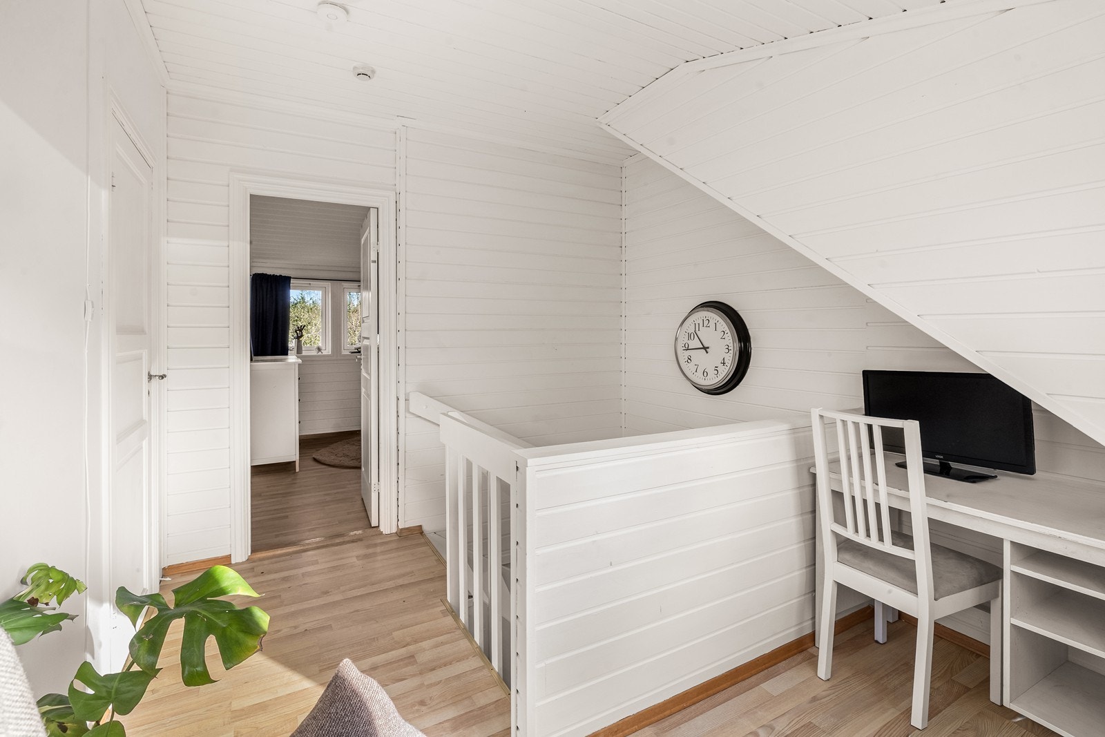 Den åpne gangen gir rom for en praktisk kontorplass eller lesekrok. Galleribilde