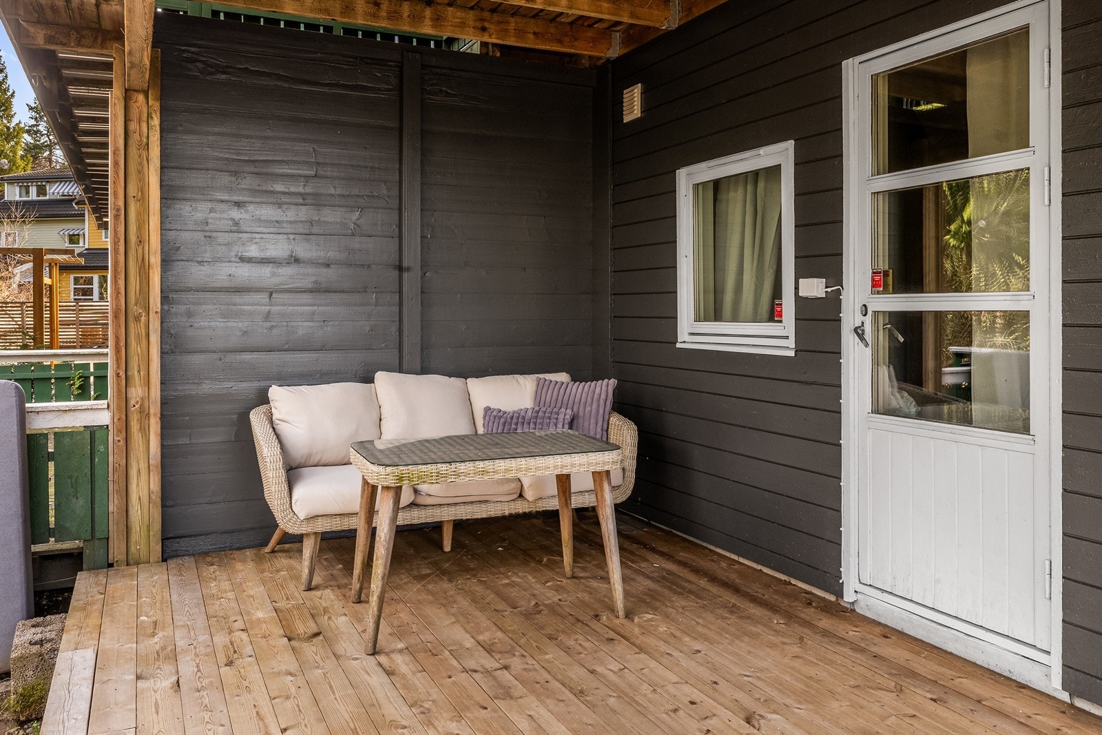 Verandaen er tilknyttet et av soverommene i underetasjen. Galleribilde