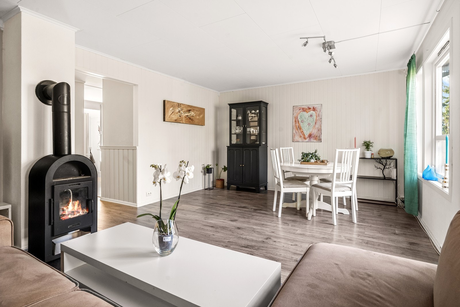 En vedovn tilknyttet teglpipe gir en effektiv og supplerende varmekilde. Galleribilde