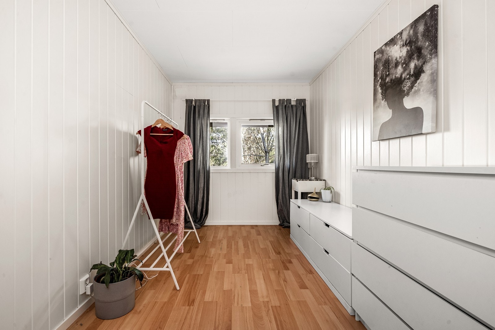 Det andre soverommet i underetasjen har god plass til seng og garderobeløsninger. Galleribilde