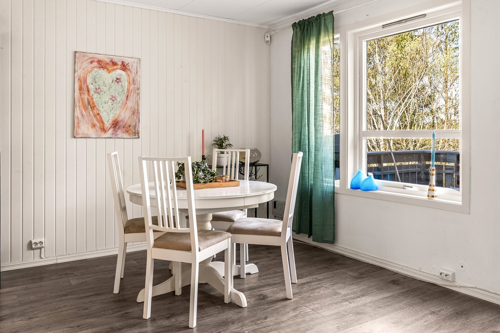Spiseplassen er plassert ved vinduer med 2-lags isolerglass, hvor deler er skiftet ut. Galleribilde