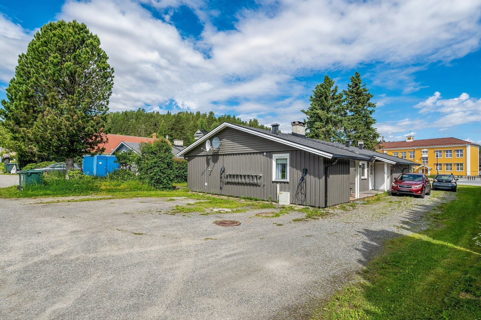 Parkeringsplass med elbillader Galleribilde