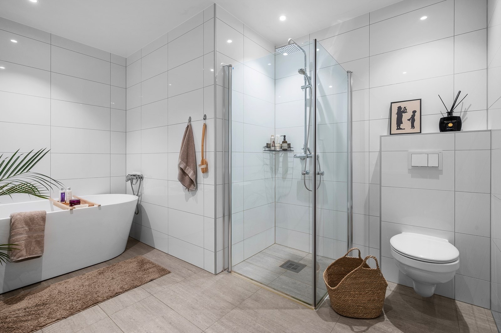 Badet er utstyrt med dusjhjørnet, badekar og vegghengt toalett. Galleribilde