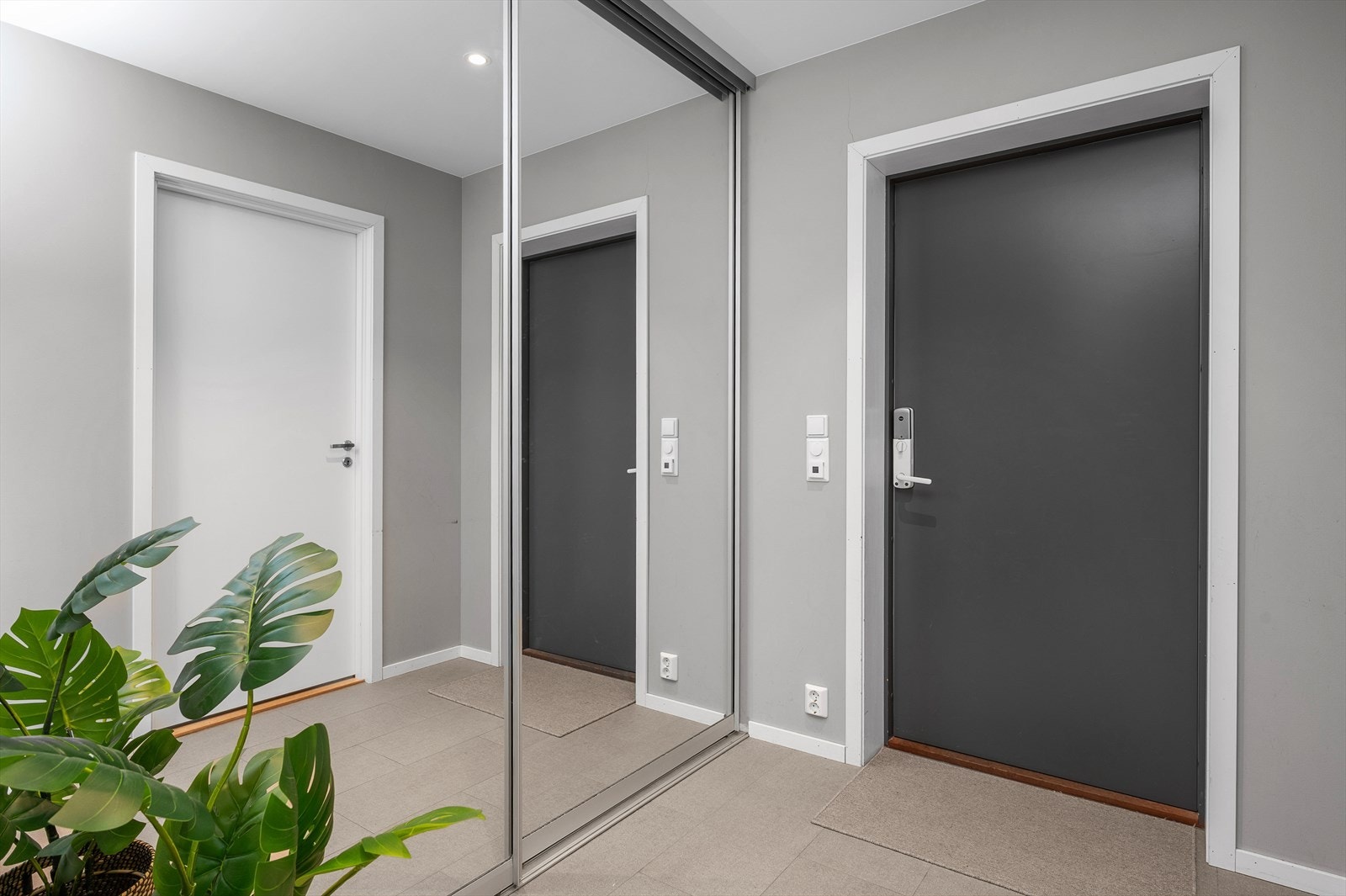 Velkommen inn! I gangen er det skyvedørsgarderobe med masse plass til oppbevaring. Galleribilde