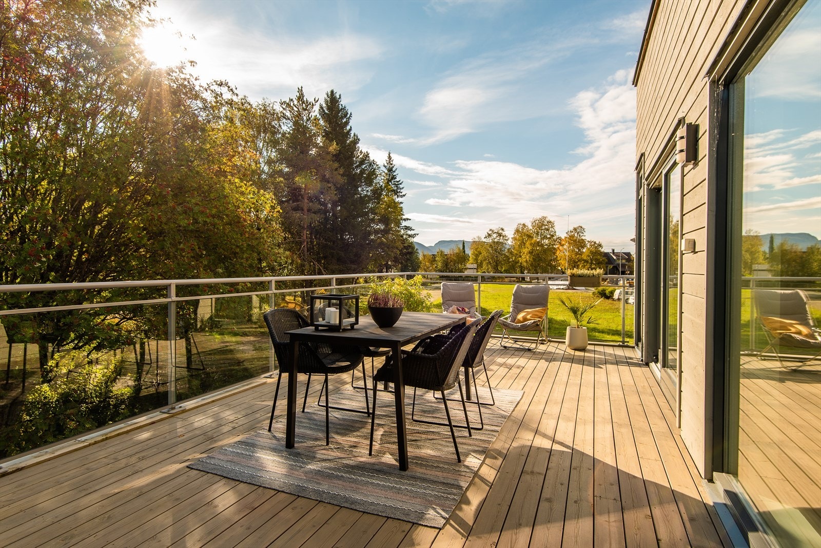 Terrassen måler hele 26 m², i tillegg til praktisk og flott vinterhage. Galleribilde