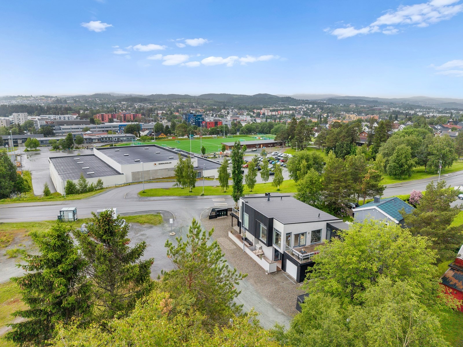 I umiddelbarnærhet fra boligen finner vi Heimdalshallen og fotballbane. Galleribilde
