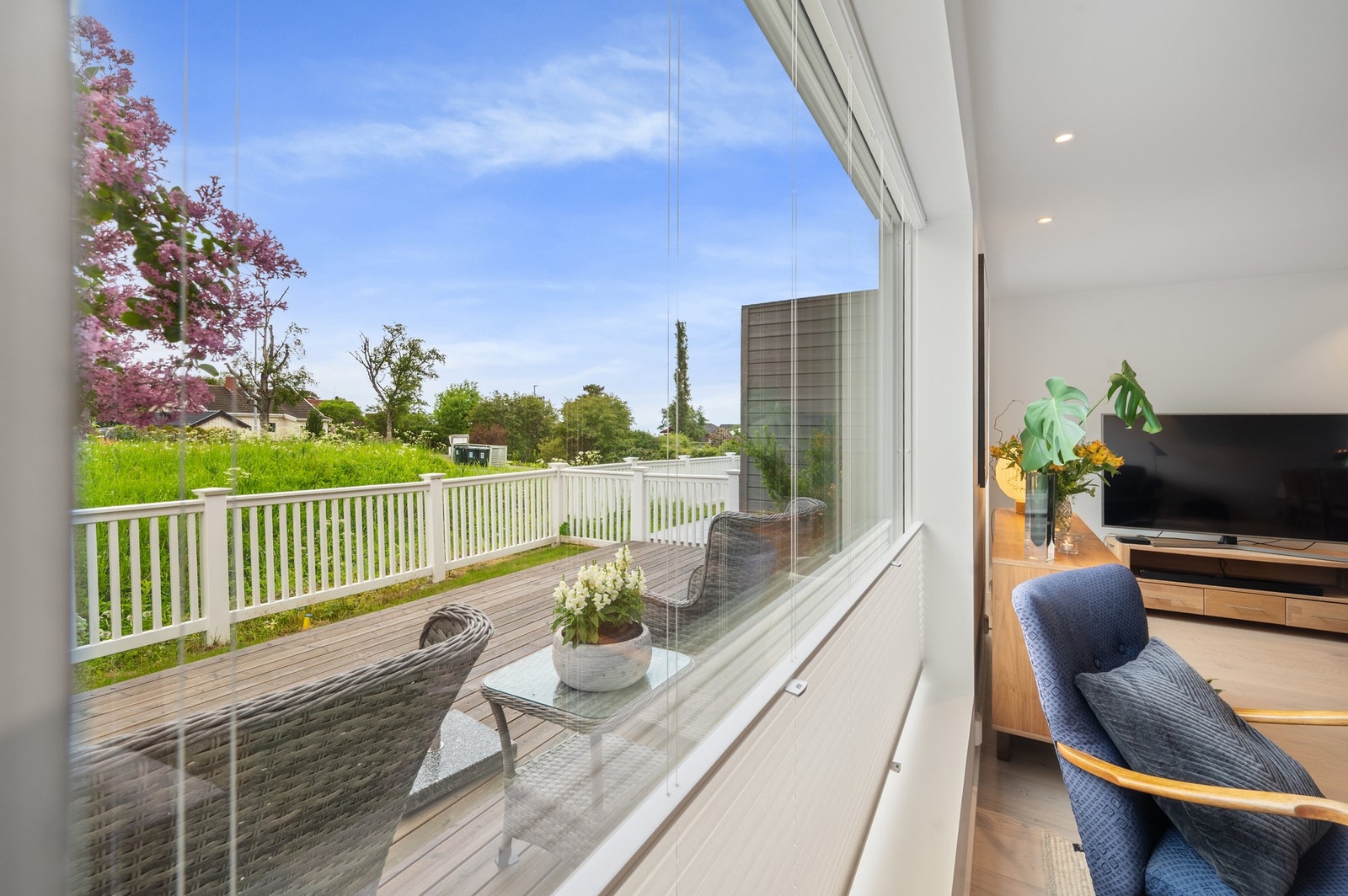 Måltilpassede plisségardiner gir god og fleksibel solskjerming på det vestvendte vinduet og verandadøren. Galleribilde