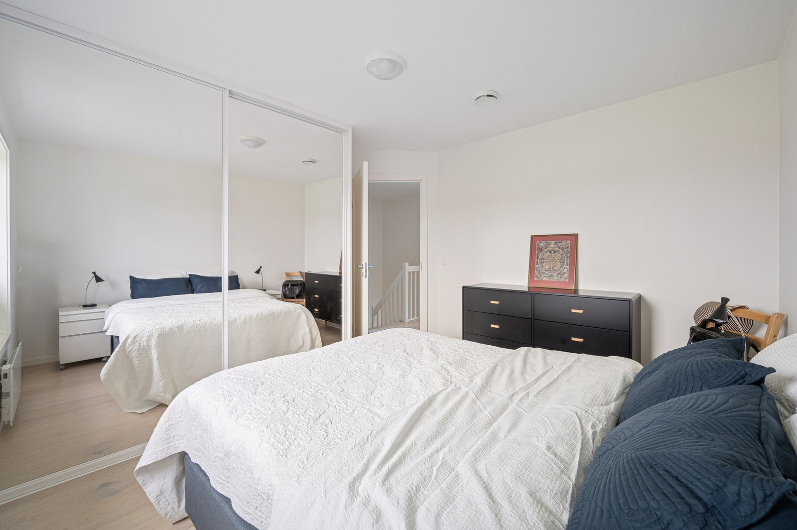 Rommet er utstyrt med skyvedørsgarderobe fra Kvik og god plass til øvrig soveromsmøblement. Galleribilde