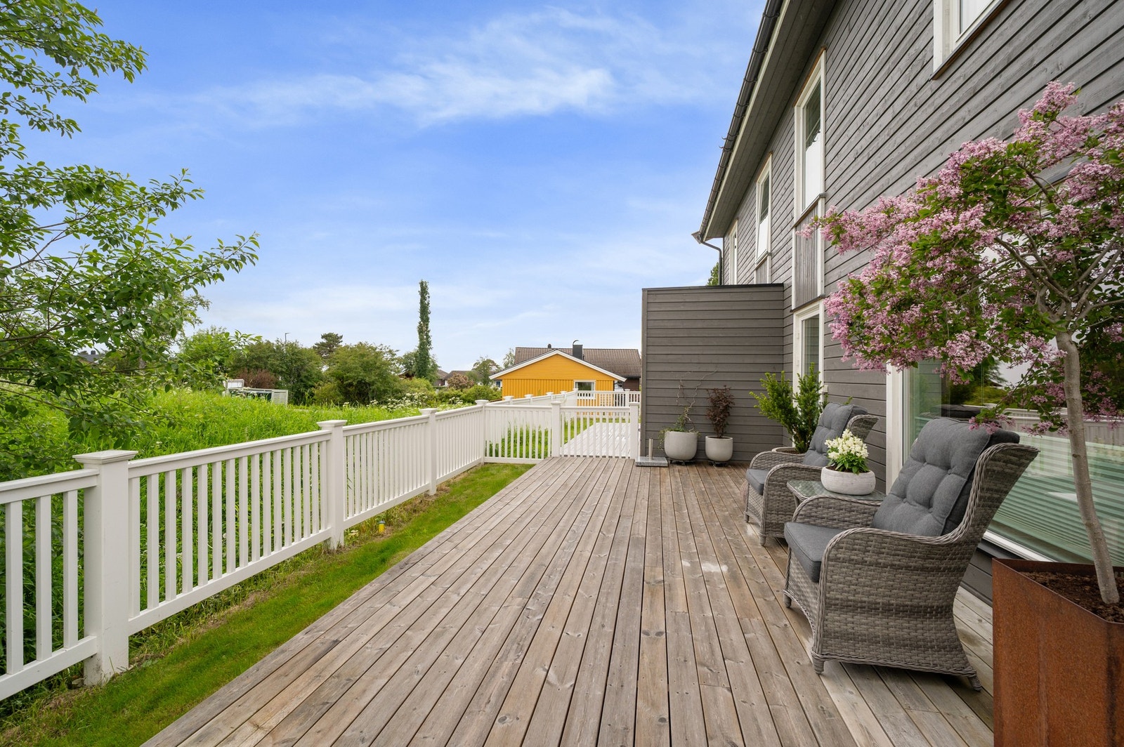 Terrassen måles til gode 21,7m² og har god plass til ønsket utemøblement. Galleribilde