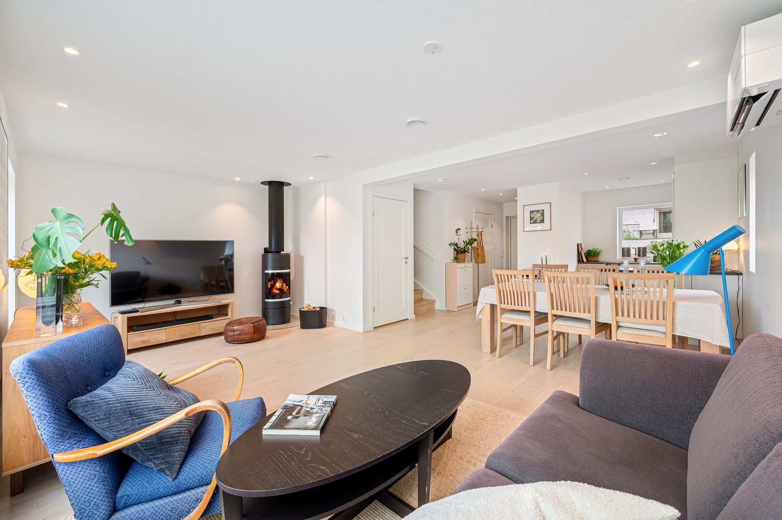 Den moderne boligen fra 2019 fremstår velholdt og med høy standard, noe som gjenspeiles i tilstandsrapporten fra takstmann. Galleribilde