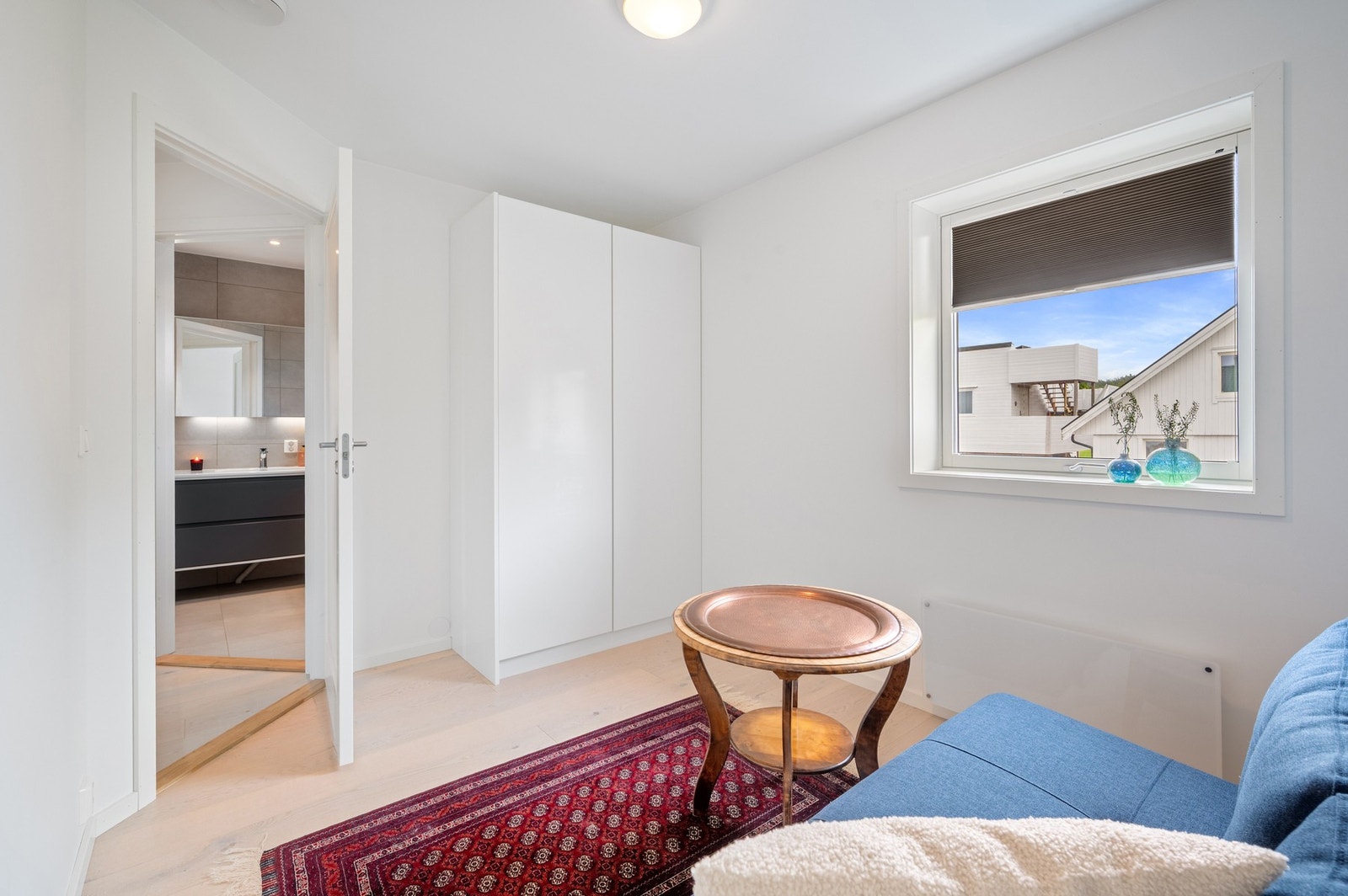Her er det god plass til ønsket soveromsmøblement. Galleribilde