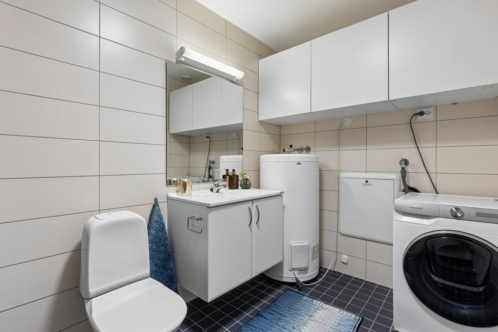 Badet har elektriske varmekabler i gulvet og opplegg for vaskemaskin. Galleribilde