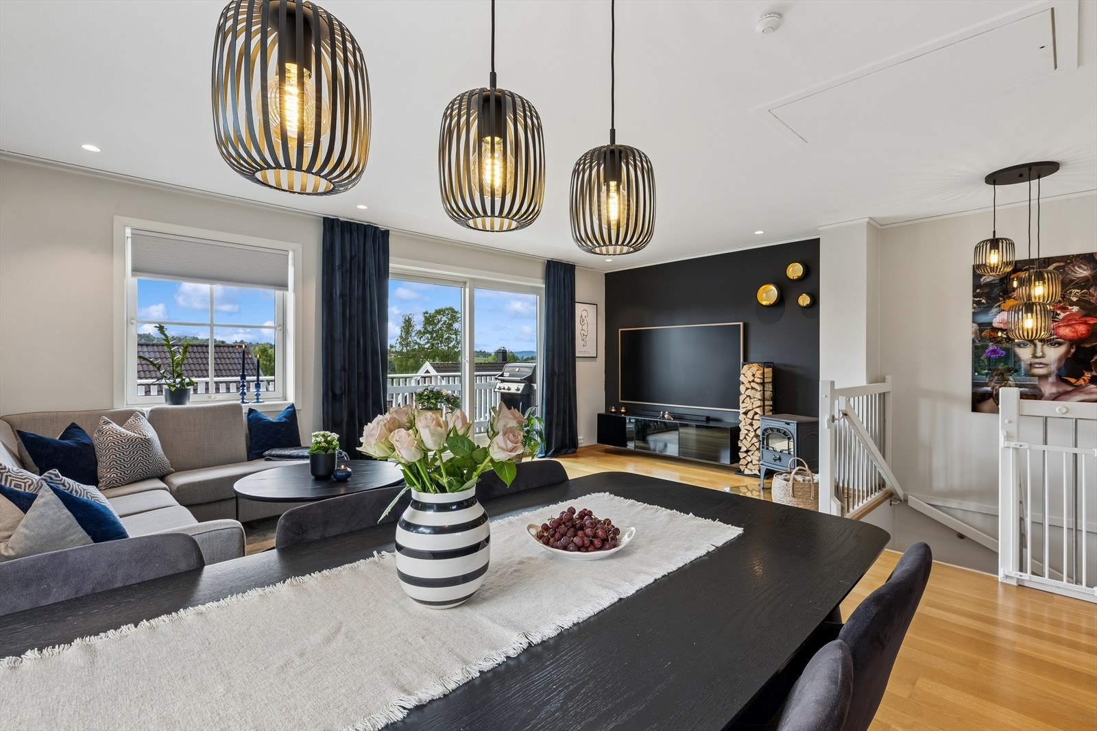 Belysningen i stuen ble oppgradert i 2023 med nye spotter og taklampe. Galleribilde