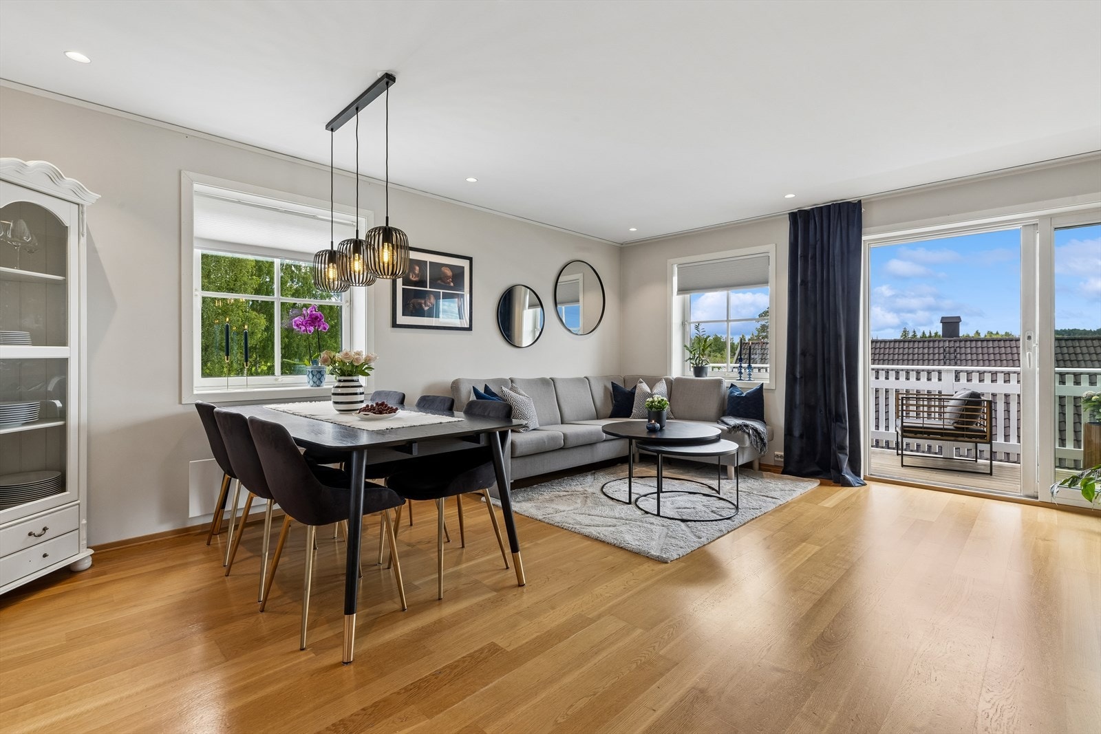 Fra stuen er det utgang til balkongen via en skyvedør med 3-lags isolerglass. Galleribilde